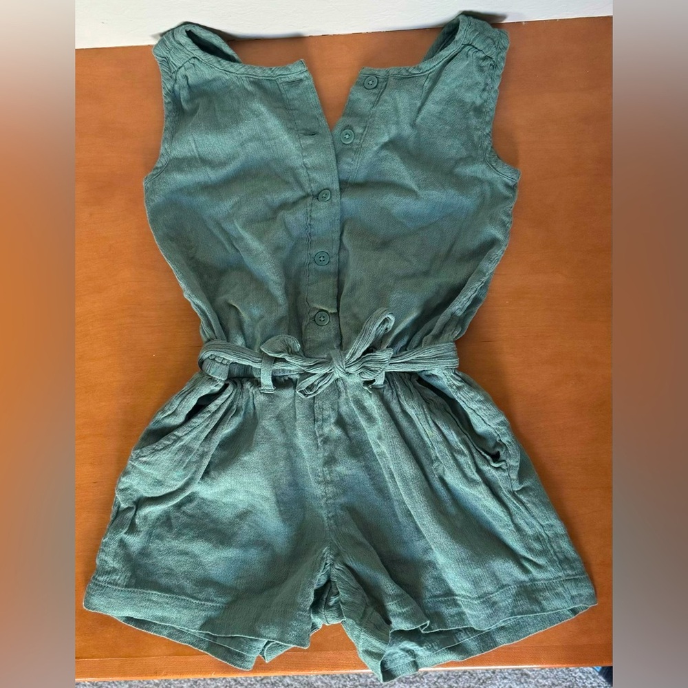 Beautiful olive colored Gap romper for girls size 6/7.